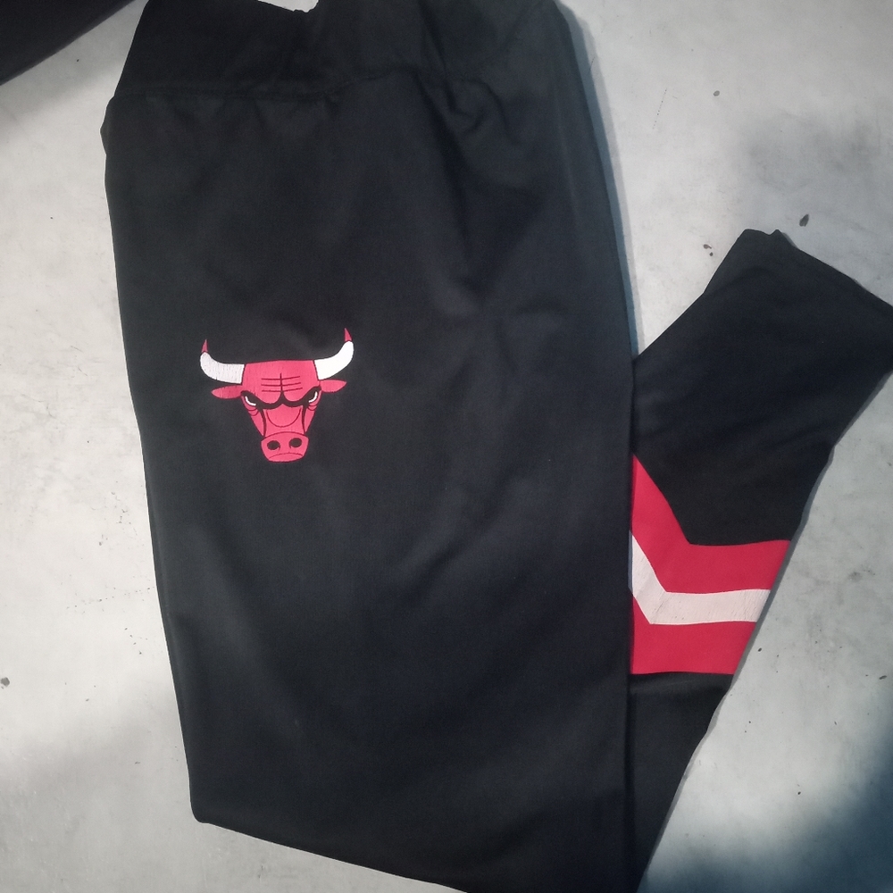 Size medium bulls leggings